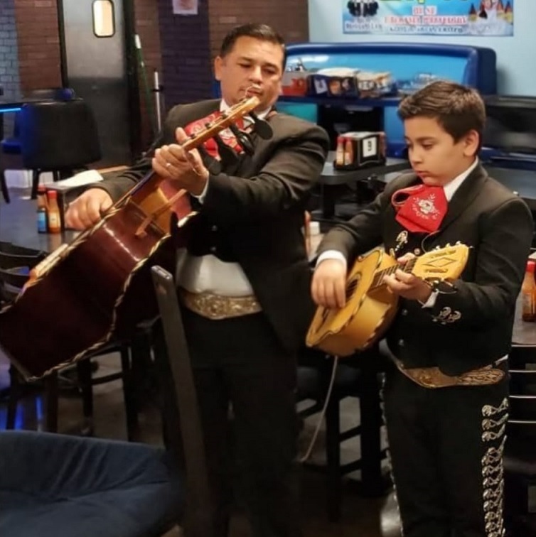 Padre e hijo tocando juntos