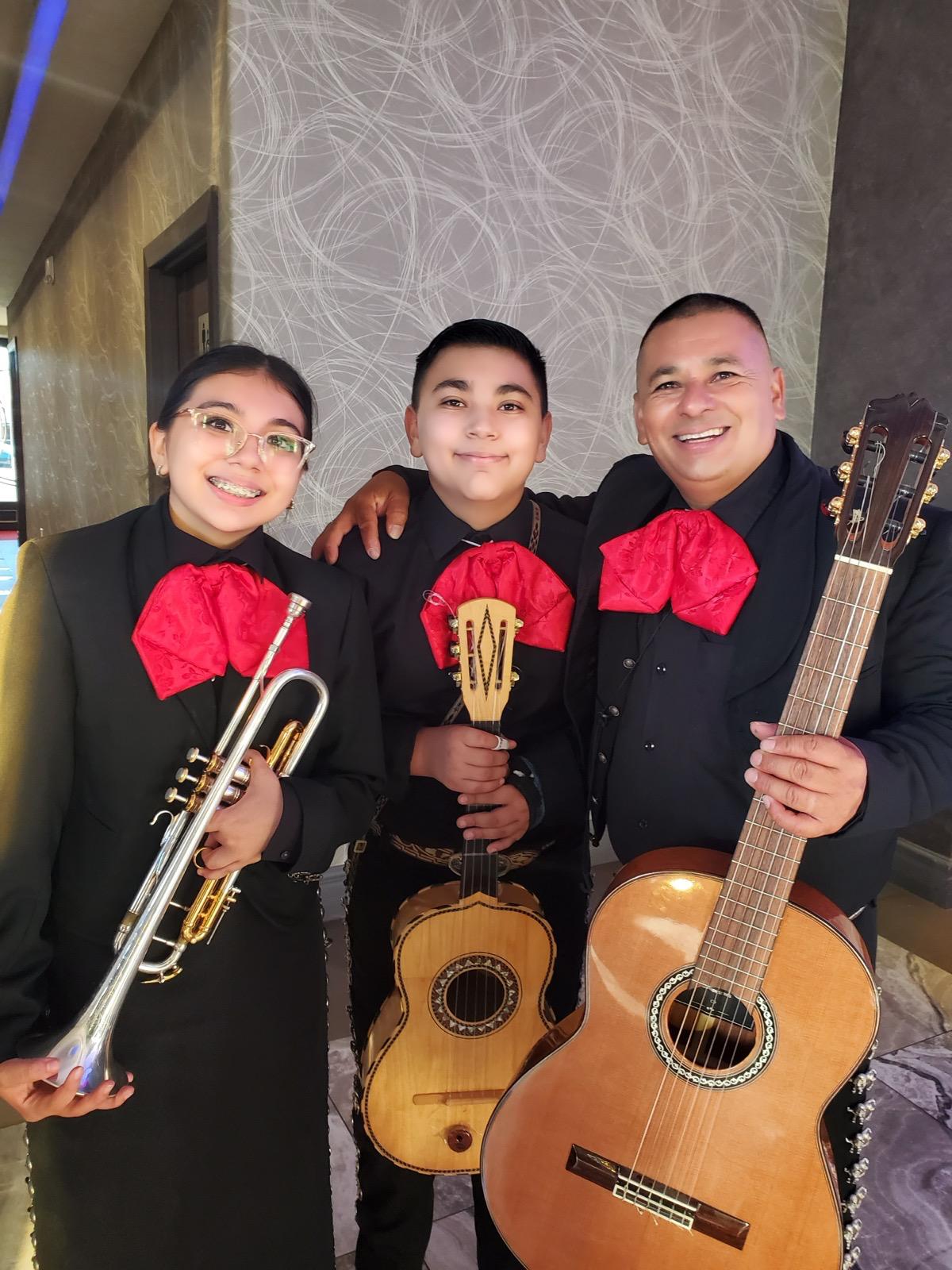 Family of Mariachi de mi Tierra